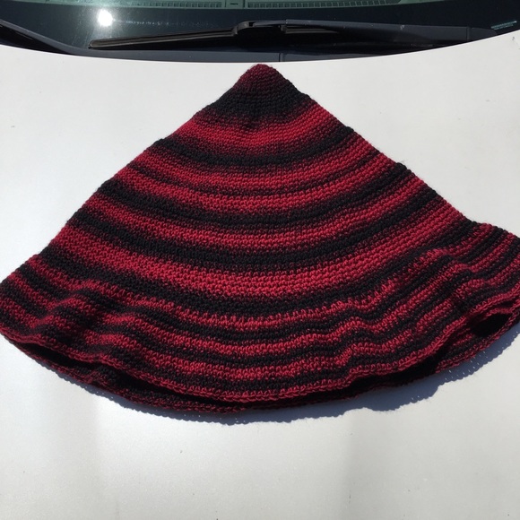 HANDMADE Crocheted Round Red/black Throw - Picture 5 of 10